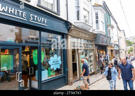 Stadtzentrum von St Ives, Einkaufsmöglichkeiten und Geschäfte wie White Stuff Fashion Clothes, Fore Street, Cornwall, England, UK, 2023 Stockfoto