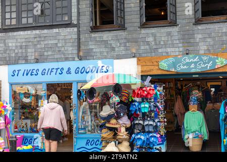 Stadtzentrum von St Ives Cornwall, Geschenke, Surf- und Strandladen, England, Großbritannien, 2023 Stockfoto