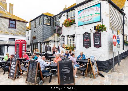 St Ives Cornwall Public House The Sloop Inn, Leute sitzen draußen und genießen Essen und Trinken, Cornwall, England, UK, 2023 Stockfoto