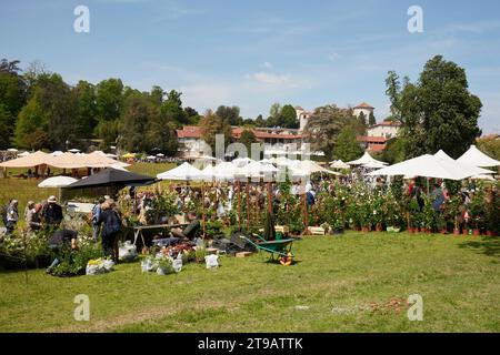 CARAVINO, ITALIEN - 28. APRIL 2023: Menschen, die im Frühjahr während der Messe Tre Giorni per il Giardino auf der Burg Masino in der Nähe von Turin Pflanzen und Blumen suchen, Stockfoto