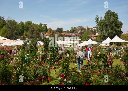 CARAVINO, ITALIEN - 28. APRIL 2023: Menschen, die im Frühjahr während der Messe Tre Giorni per il Giardino auf der Burg Masino in der Nähe von Turin Pflanzen und Blumen suchen, Stockfoto