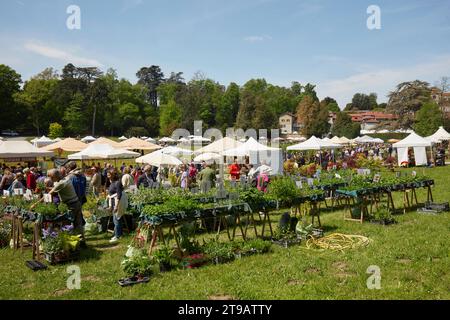 CARAVINO, ITALIEN - 28. APRIL 2023: Menschen, die im Frühjahr während der Messe Tre Giorni per il Giardino auf der Burg Masino in der Nähe von Turin Pflanzen und Blumen suchen, Stockfoto