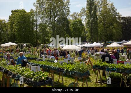 CARAVINO, ITALIEN - 28. APRIL 2023: Menschen, die im Frühjahr während der Messe Tre Giorni per il Giardino auf der Burg Masino in der Nähe von Turin Pflanzen und Blumen suchen, Stockfoto