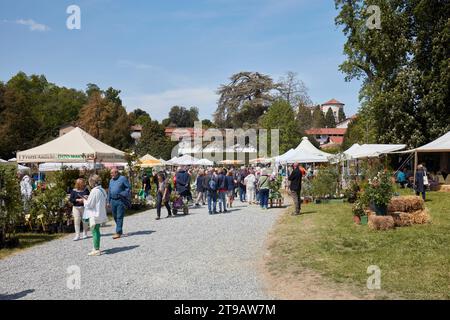 CARAVINO, ITALIEN - 28. APRIL 2023: Menschen, die im Frühjahr während der Messe Tre Giorni per il Giardino auf der Burg Masino in der Nähe von Turin Pflanzen und Blumen suchen, Stockfoto