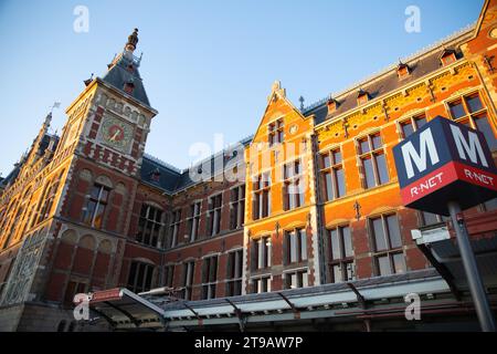 Hauptbahnhof Amsterdam mit U-Bahn-Schild vor dem Bahnhof Stockfoto