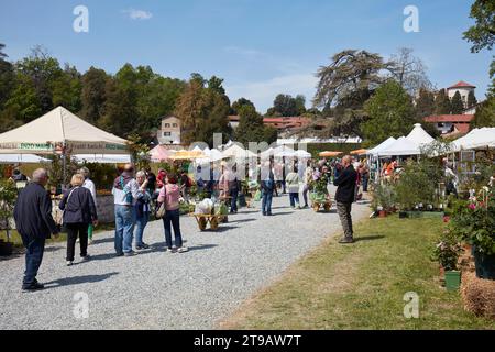 CARAVINO, ITALIEN - 28. APRIL 2023: Menschen, die im Frühjahr während der Messe Tre Giorni per il Giardino auf der Burg Masino in der Nähe von Turin Pflanzen und Blumen suchen, Stockfoto