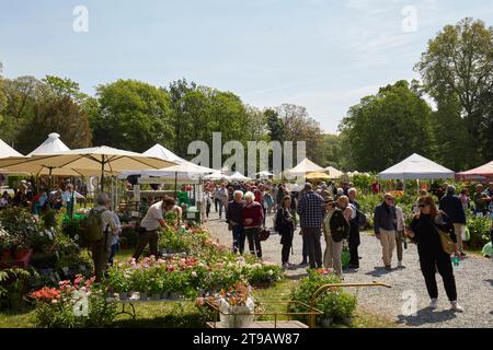 CARAVINO, ITALIEN - 28. APRIL 2023: Menschen, die im Frühjahr während der Messe Tre Giorni per il Giardino auf der Burg Masino in der Nähe von Turin Pflanzen und Blumen suchen, Stockfoto