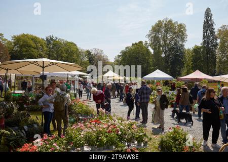 CARAVINO, ITALIEN - 28. APRIL 2023: Menschen, die im Frühjahr während der Messe Tre Giorni per il Giardino auf der Burg Masino in der Nähe von Turin Pflanzen und Blumen suchen, Stockfoto