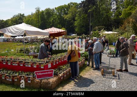 CARAVINO, ITALIEN - 28. APRIL 2023: Menschen, die im Frühjahr während der Messe Tre Giorni per il Giardino auf der Burg Masino in der Nähe von Turin Pflanzen und Blumen suchen, Stockfoto