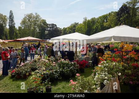 CARAVINO, ITALIEN - 28. APRIL 2023: Menschen, die im Frühjahr während der Messe Tre Giorni per il Giardino auf der Burg Masino in der Nähe von Turin Pflanzen und Blumen suchen, Stockfoto