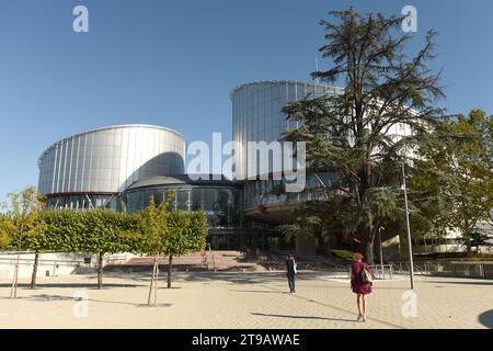 Straßburg, Frankreich - 4. September 2019: Menschen in der Nähe des Gebäudes des Europäischen Gerichtshofs für Menschenrechte (EMRK oder EMRK) in Straßburg, Frankreich. Stockfoto