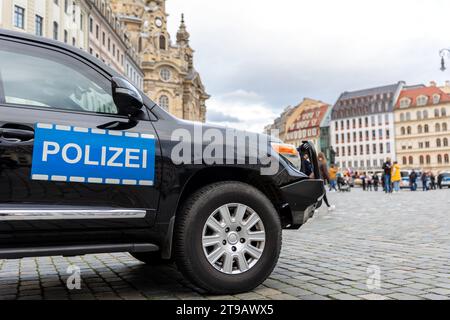 Schwarzer SUV-Wagen der Polizei in der Dresdner Altstadt am Neuen Marktplatz Neumarkt aus Sicherheitsgründen bei DemonstrationsprotestivInnen Stockfoto