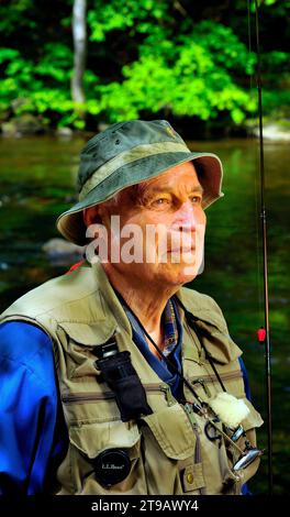 Ein Porträt des 84-jährigen Fliegenfischers in der Ken Lockwood Gorge in High Bridge, New Jersey. Stockfoto