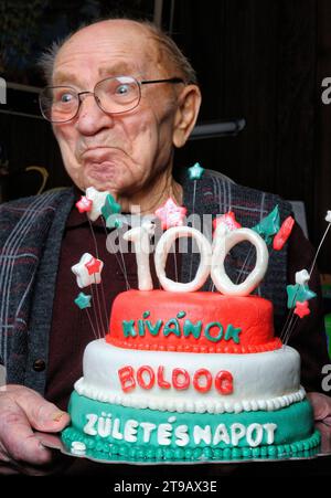 Ein älterer Mann auf seiner 100. Geburtstagstorte. Stockfoto