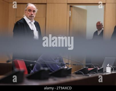 Düsseldorf, Deutschland. November 2023. Der Angeklagte (M) sitzt im Gerichtssaal neben seinem Anwalt Frank Schubert (l) im Dock. Ein 57-jähriger Deutscher steht vor Gericht vor dem Amtsgericht Düsseldorf wegen einer verheerenden Explosion in einem Hochhaus in Ratingen. Bei der Explosion vor sechs Monaten wurden mehrere Mitglieder der Polizei, der Feuerwehr und des Rettungsdienstes verletzt, einige davon schwer. Quelle: Oliver Berg/dpa Pool/dpa/Alamy Live News Stockfoto