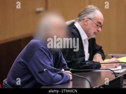 Düsseldorf, Deutschland. November 2023. Der Angeklagte (l) sitzt im Gerichtssaal neben seinem Anwalt Frank Schubert im Dock. Ein 57-jähriger Deutscher steht vor Gericht vor dem Amtsgericht Düsseldorf wegen einer verheerenden Explosion in einem Hochhaus in Ratingen. Bei der Explosion vor sechs Monaten wurden mehrere Mitglieder der Polizei, der Feuerwehr und des Rettungsdienstes verletzt, einige davon schwer. Hinweis: Oliver Berg/dpa Pool/dpa - ACHTUNG: Person(en) wurde/wurden aus rechtlichen Gründen pixeliert/dpa/Alamy Live News Stockfoto