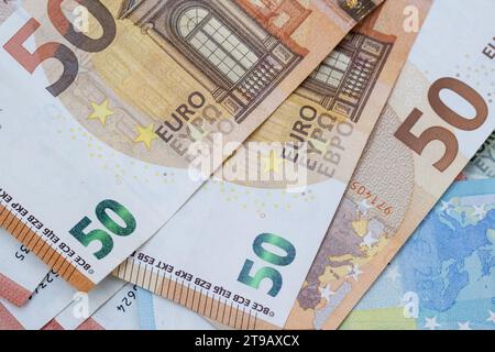 Berlin, Deutschland. November 2023. Zahlreiche Euro-Banknoten liegen auf einem Tisch. Der Bundesrat tritt am Freitag zum ersten Mal seit dem Karlsruher Haushaltsbeschluss zusammen. Quelle: Hannes P. Albert/dpa/Alamy Live News Stockfoto