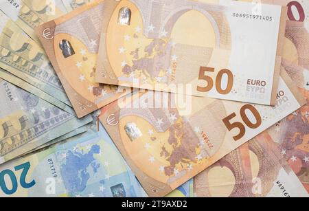 Berlin, Deutschland. November 2023. Zahlreiche Euro-Banknoten liegen auf einem Tisch. Der Bundesrat tritt am Freitag zum ersten Mal seit dem Karlsruher Haushaltsbeschluss zusammen. Quelle: Hannes P. Albert/dpa/Alamy Live News Stockfoto