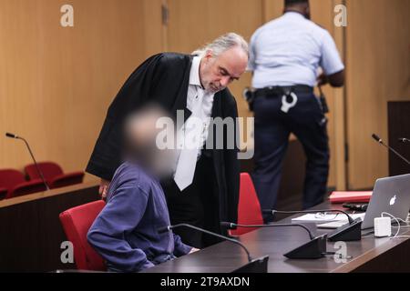 Düsseldorf, Deutschland. November 2023. Der Angeklagte (l) sitzt im Gerichtssaal neben seinem Anwalt Frank Schubert (M) im Dock. Ein 57-jähriger Deutscher steht vor Gericht vor dem Amtsgericht Düsseldorf wegen einer verheerenden Explosion in einem Hochhaus in Ratingen. Bei der Explosion vor sechs Monaten wurden mehrere Mitglieder der Polizei, der Feuerwehr und des Rettungsdienstes verletzt, einige davon schwer. Hinweis: Oliver Berg/dpa Pool/dpa - ACHTUNG: Person(en) wurde/wurden aus rechtlichen Gründen pixeliert/dpa/Alamy Live News Stockfoto