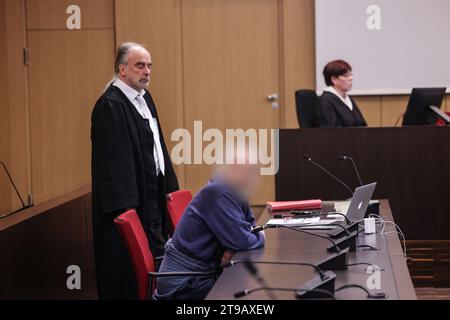 Düsseldorf, Deutschland. November 2023. Der Angeklagte (M) sitzt im Gerichtssaal neben seinem Anwalt Frank Schubert (M) im Dock. Ein 57-jähriger Deutscher steht vor Gericht vor dem Amtsgericht Düsseldorf wegen einer verheerenden Explosion in einem Hochhaus in Ratingen. Bei der Explosion vor sechs Monaten wurden mehrere Mitglieder der Polizei, der Feuerwehr und des Rettungsdienstes verletzt, einige davon schwer. Hinweis: Oliver Berg/dpa Pool/dpa - ACHTUNG: Person(en) wurde/wurden aus rechtlichen Gründen pixeliert/dpa/Alamy Live News Stockfoto