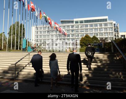 Straßburg, Frankreich - 4. September 2019: Menschen in der Nähe des Palais de l'Europe in Straßburg, Frankreich. Stockfoto