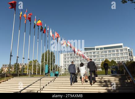 Straßburg, Frankreich - 4. September 2019: Menschen in der Nähe des Palais de l'Europe in Straßburg, Frankreich. Stockfoto