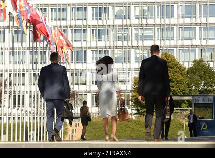 Straßburg, Frankreich - 4. September 2019: Menschen in der Nähe des Palais de l'Europe in Straßburg, Frankreich. Stockfoto