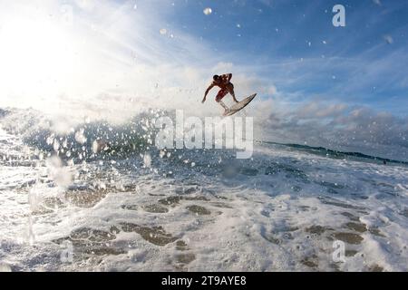 Ein Mann beim Skimboarding in nettem Licht. Stockfoto