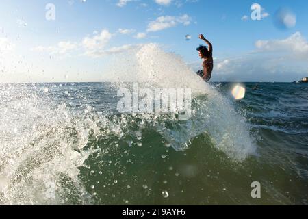 Wasserperspektive eines Skimboarders, der sich auf eine Welle dreht. Stockfoto