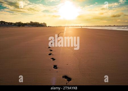 Malerischer Blick auf Shela Beach bei Sonnenaufgang in Lamu Isand, Kenia Stockfoto