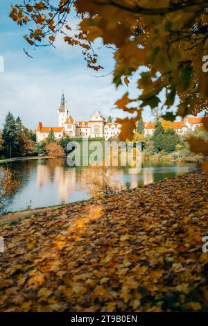 Tschechische Burg Pruhonice am See bei sonnigem Herbstwetter Stockfoto