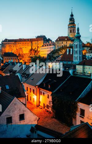 Panoramablick auf Cesky Krumlov mit Lichtern in der Abenddämmerung Stockfoto