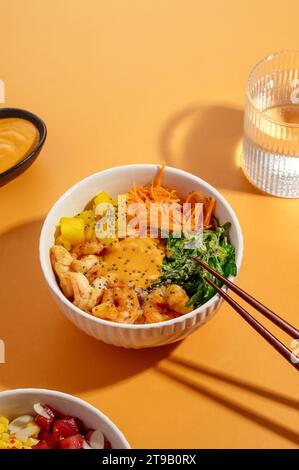 Hawaiianische Garnelen-Poke-Schüssel mit Reis Stockfoto