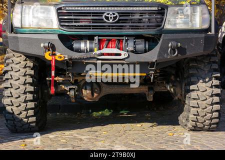 uschgorod, ukraine - 31. oktober 2021: toyota Landkreuzer Offroad-vorbereitete Fahrzeugfront. Nahaufnahme von Scheinwerfern, Kühlergrill, Winde mit Haken und Reifenmuster Stockfoto