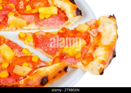 Köstliches Stück Pizza mit Salami und Ananas auf einem weißen Teller. Isolierte Lebensmittelnähe Stockfoto