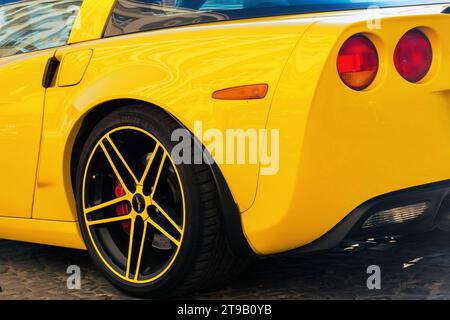 uschgorod, ukraine - 31. oktober 2021: Nahaufnahme eines gelben chevrolet-Korvettenwagens. Hinterrad- und Schlussleuchten Stockfoto