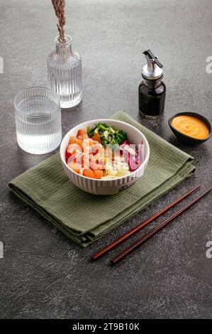 Hawaiianische Lachs-Poke-Schüssel mit Reis Stockfoto