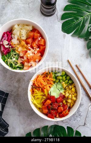 Hawaiianische Thunfisch-Poke-Schüssel mit Reis Stockfoto