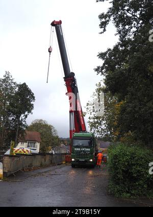 Mammoet-Kran in Betrieb während der Entfernung der alten Windsor-Brücke über den Fluss Avon, Bath, Somerset, mit King-Lastwagen davor. November 2023. Stockfoto