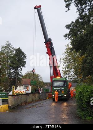 Mammoet-Kran in Betrieb während der Entfernung der alten Windsor-Brücke über den Fluss Avon, Bath, Somerset, mit King-Lastwagen davor. November 2023. Stockfoto