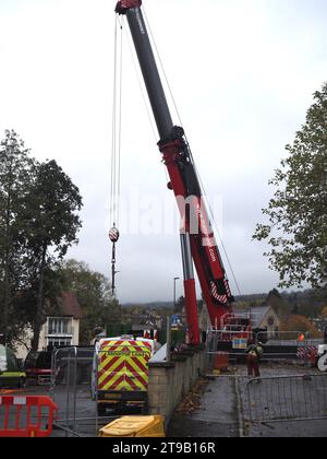 Mammoet-Kran in Betrieb während der Entfernung der alten Windsor-Brücke über den Fluss Avon, Bath, Somerset. November 2023. Stockfoto