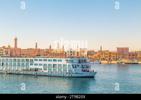 Kreuzfahrtschiffe warten auf Sperren. Bootstour auf dem Nil. Esna, Ägypten – 20. Oktober 2023 Stockfoto