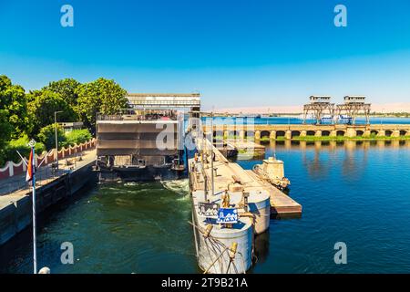 Kreuzfahrtschiffe passieren die Schleuse Esna. Wassertor am Nil verbindet Luxor und Assuan. Esna, Ägypten - 20. Oktober 2023. Stockfoto