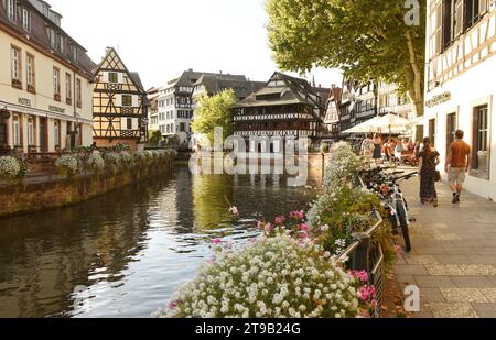 Straßburg, Frankreich - 3. September 2019: Menschen im Zentrum von Straßburg, Frankreich. Stockfoto