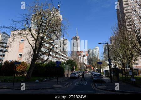 Das flache Sozialhaus der Strafford Street steht im Gegensatz zu den im Hintergrund errichteten Wolkenkratzern der Canary Wharf. Straffor Stockfoto