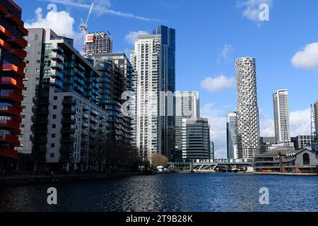 Der weiße kreisförmige Wolkenkratzer One Park Drive, ein Wohnhochhaus in Canary Wharf, blickt nach Norden auf das Millwall Inner Dock. Millwall Inn Stockfoto