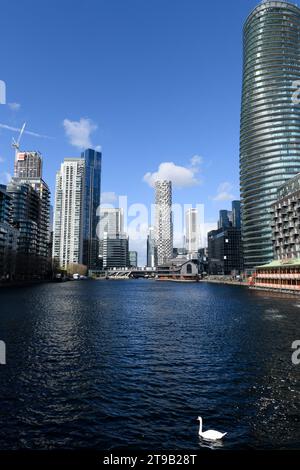 Der weiße kreisförmige Wolkenkratzer One Park Drive, ein Wohnhochhaus in Canary Wharf, blickt nach Norden auf das Millwall Inner Dock. Millwall Inn Stockfoto