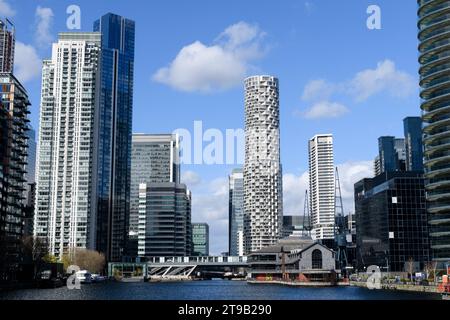 Der weiße kreisförmige Wolkenkratzer One Park Drive, ein Wohnhochhaus in Canary Wharf, blickt nach Norden auf das Millwall Inner Dock. Millwall Inn Stockfoto