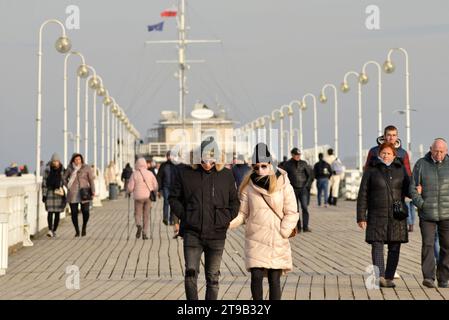 Menschen, Touristen, Einheimische, Jacken, kaltes Wetter, Winter, außerhalb der Saison, Sopot Pier, Tagesausflug, polnisches Resort, Ostsee, Stadt, Stadt, Sopot, Polen Stockfoto