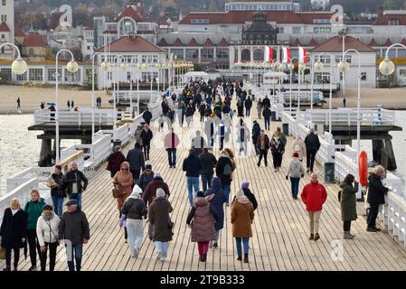 Außerhalb der Saison am Sopot Pier und Leute in Jacken gehen an einem kalten Wintertag in Sopot, Pommern, Polen, Europa, EU Stockfoto